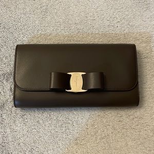 Salvatore Ferragamo Vara chain wallet